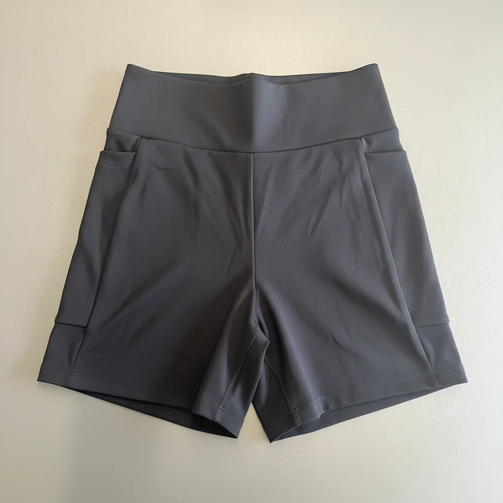 Short com Bolso Lateral e Cós Afina Cintura Preto Power — peça de costas