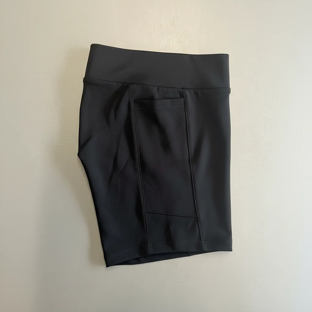 Short com Bolso Lateral e Cós Afina Cintura Preto Power — detalhe do bolso